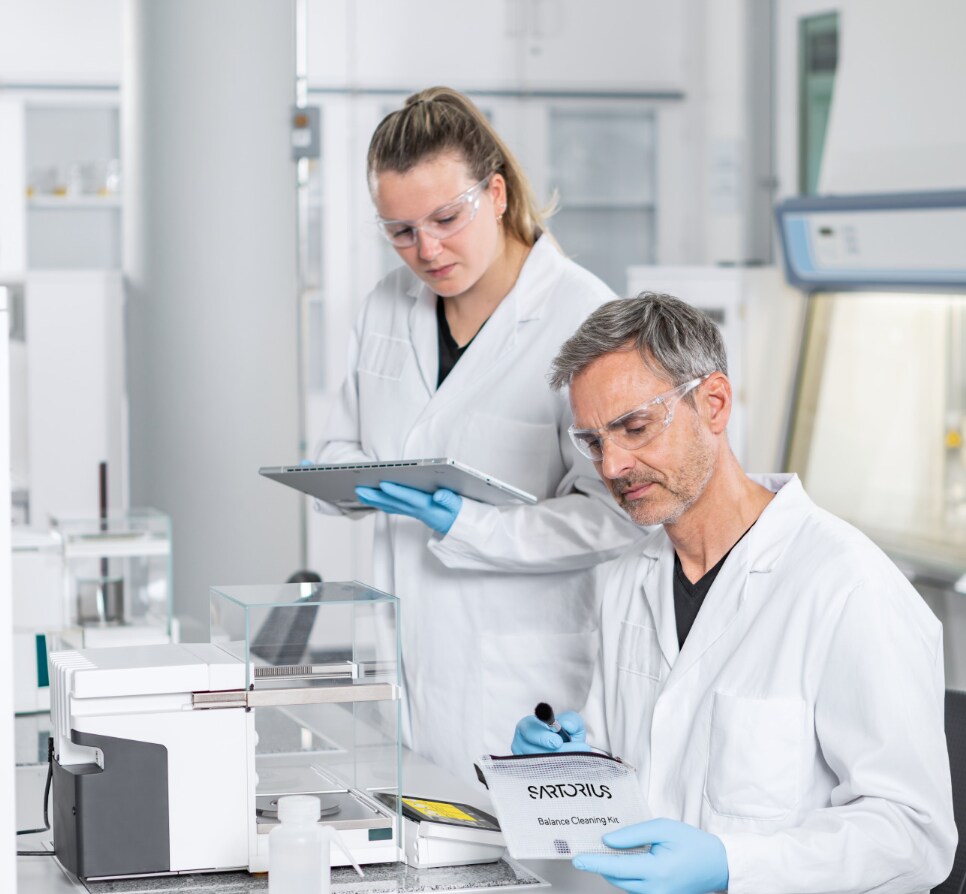 23134_img2 Scientist using Cubis II